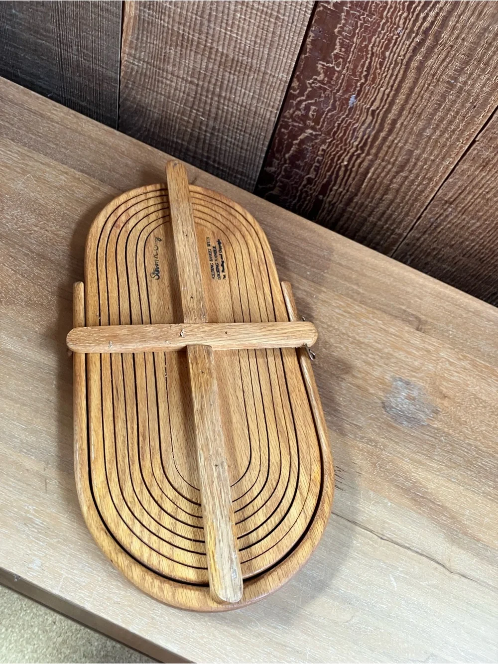 Wooden collapsible basket with locking handle